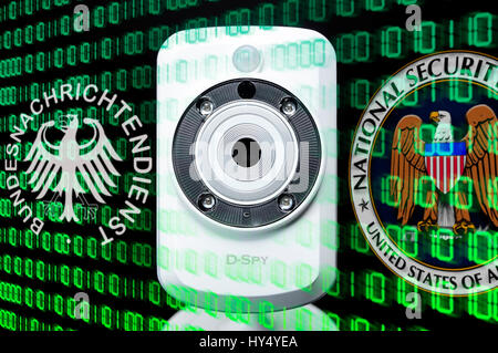 La webcam e il segno della Federal Intelligence Service e NSA, simbolico photo Federale Servizio di Intelligence scandalo, Webcam und Zeichen von BND und NSA, Symb Foto Stock