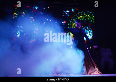 Lahore, Pakistan. 1 Aprile, 2017. Artista pakistano esibirsi sul palco durante il Alhamra scollegato stagione1 (musica per la pace organizzata dalla Alhamra Arts Council. Credito: Rana Sajid Hussain/Pacific Press/Alamy Live News Foto Stock