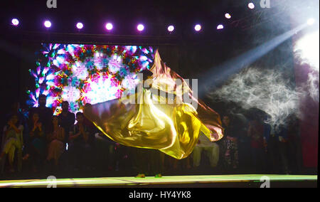 Lahore, Pakistan. 1 Aprile, 2017. Artista pakistano esibirsi sul palco durante il Alhamra scollegato stagione1 (musica per la pace organizzata dalla Alhamra Arts Council. Credito: Rana Sajid Hussain/Pacific Press/Alamy Live News Foto Stock