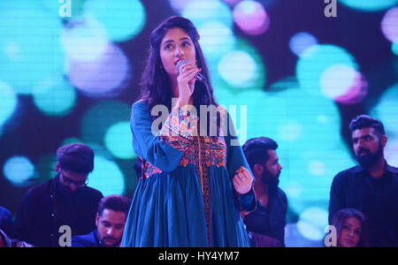 Lahore, Pakistan. 1 Aprile, 2017. Artista pakistano esibirsi sul palco durante il Alhamra scollegato stagione1 (musica per la pace organizzata dalla Alhamra Arts Council. Credito: Rana Sajid Hussain/Pacific Press/Alamy Live News Foto Stock