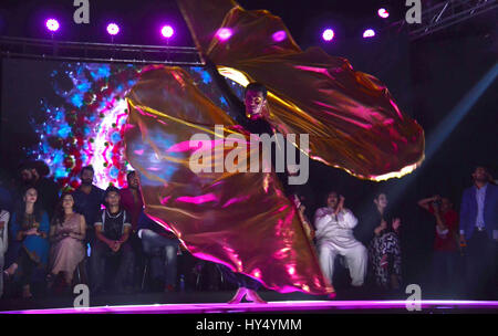 Lahore, Pakistan. 1 Aprile, 2017. Artista pakistano esibirsi sul palco durante il Alhamra scollegato stagione1 (musica per la pace organizzata dalla Alhamra Arts Council. Credito: Rana Sajid Hussain/Pacific Press/Alamy Live News Foto Stock