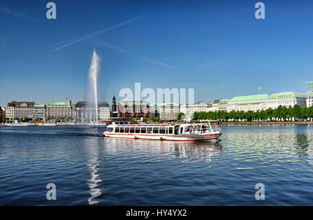 L'interno e Alster steamboat Alster Amburgo, Germania, Europa, Binnenalster und Alsterdampfer ad Amburgo, Deutschland, Europa Foto Stock