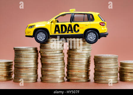 ADAC veicolo in miniatura e coin pila, ADAC Miniaturfahrzeug und Muenzstapel Foto Stock