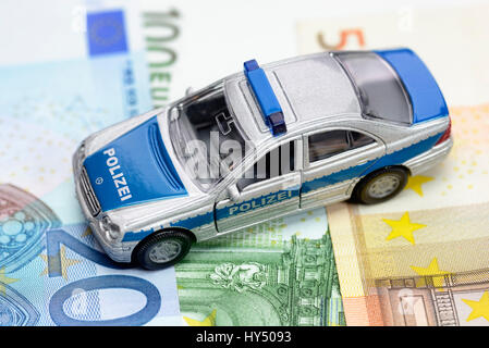 La polizia in miniatura auto su euro-banconote, Polizei-Miniaturauto auf Euro-Geldscheinen Foto Stock