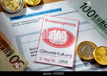 Guarnizione di protezione con aquila federale sul cedolino paga, simbolico foto aumento fiscale, Pfandsiegel mit Bundesadler auf Gehaltsabrechnung, Symbolfoto Steuererhoehung Foto Stock