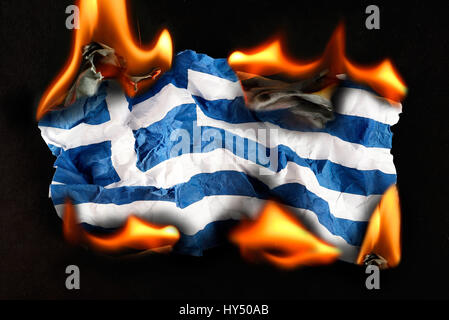 Bandiera della Grecia in fiamme, simbolico debito foto litigio, Griechenlandfahne in Flammen, Symbolfoto Schuldenstreit Foto Stock