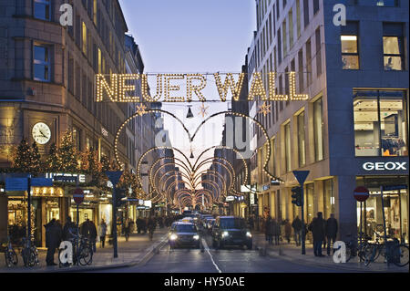 Nuovo terrapieno con luci di Natale ad Amburgo, Germania, Europa, Neuer Wall mit Weihnachtsbeleuchtung ad Amburgo, Deutschland, Europa Foto Stock