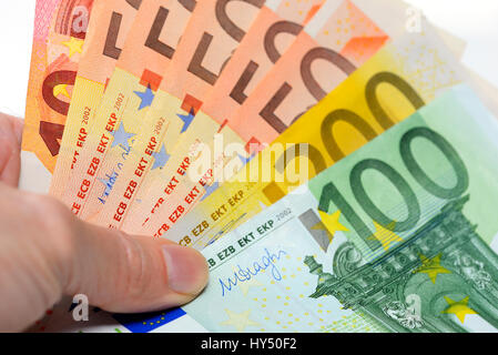 Mano trattiene 560 euro di reddito di base, mano haelt 560 Euro Grundeinkommen Foto Stock