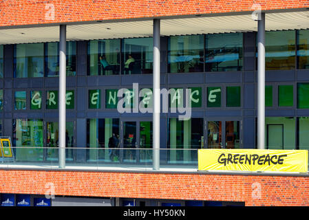 Greenpeace house e Elbarkaden nella città portuale di Amburgo, Germania, Europa Greenpeace-Haus und Elbarkaden in der Hafencity von Hamburg, Deutschl Foto Stock