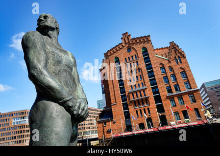 Klaus-Stoertebeker-statua prima della International Maritime museum nella città portuale di Amburgo, Germania, Europa Klaus-Stoertebeker-statua vor dem Foto Stock