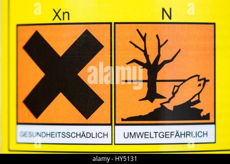 Etichetta di avvertimento con erbicida con Glyphosat, Warnlabel bei Unkrautvernichtungsmittel mit Glyphosat Foto Stock