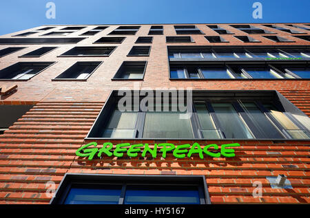 Elbarkaden e Greenpeace ha sede nella città portuale di Amburgo, Germania, Europa Elbarkaden und Greenpeace-Sitz in der Hafencity von Hamburg, Deutschla Foto Stock