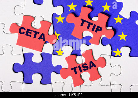 Puzzle di parti con il nome degli accordi di libero scambio TTIP, TISA e CETA, Puzzleteile mit Namen der Freihandelsabkommen TTIP, TISA und CETA Foto Stock