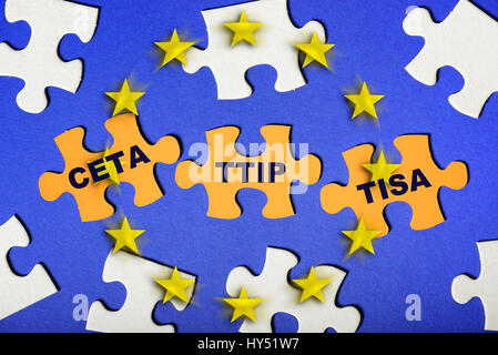 Puzzle di parti con il nome degli accordi di libero scambio TTIP, TISA e CETA, Puzzleteile mit Namen der Freihandelsabkommen TTIP, TISA und CETA Foto Stock