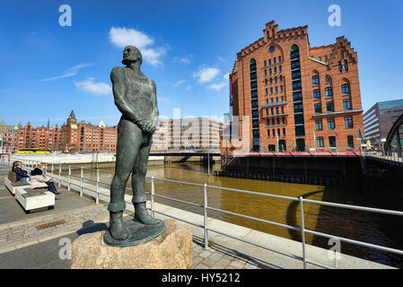 Klaus-Stoertebeker-statua prima della International Maritime museum nella città portuale di Amburgo, Germania, Europa Klaus-Stoertebeker-statua vor dem Foto Stock