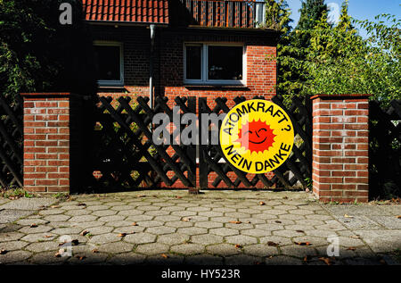 Protesta nucleare in un ingresso nel villaggio di montagna, Amburgo, Germania, Atomprotest un einer Einfahrt in Bergedorf, Deutschland Foto Stock