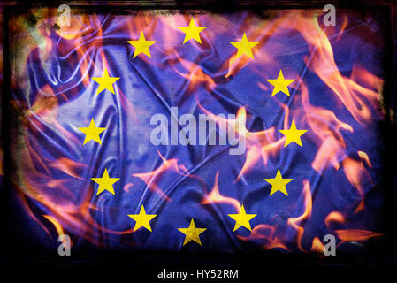 Bandiera europea in fiamme, simbolico foto Europa dopo il voto Brexit, Europa-Fahne in Flammen, Symbolfoto Europa nach Brexit-Votum dem Foto Stock