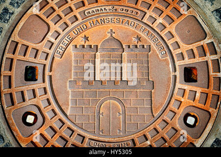 Hamburg-Wappen su un canale coperchio, Hamburg-Wappen auf einem Kanaldeckel Foto Stock