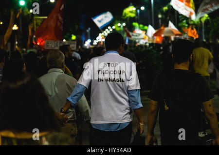 Rio De Janeiro, Brasile. 31 Mar, 2017. Un uomo che indossa una camicia dicendo 'Stop il colpo di Stato In Brasil' Marche attraverso il centro cittadino di Rio de Janeiro, Venerdì Mar. 31st, 2017. Il governo ha fatto dei piani per stabilire un età di retirment di 65 per gli uomini e 60 per le donne angering molti brasiliani. Credito: C.H. Gardiner/Pacific Press/Alamy Live News Foto Stock