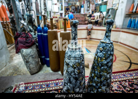 Club di legno in Zoorkhaneh (casa di forza), tradizionale palestra in Yazd, la capitale della provincia di Yazd dell'Iran Foto Stock