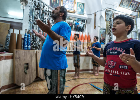 Pregare alla fine della sessione di formazione in Zoorkhaneh (casa di forza), tradizionale palestra in Yazd, la capitale della provincia di Yazd dell'Iran Foto Stock