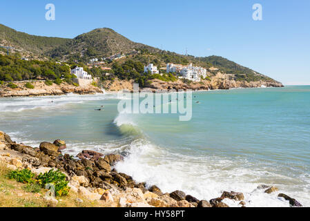 Sitges, Catalogna, Spagna - 5 March 2016: Surfers godendo delle onde in una spiaggia di Sitges, una piccola cittadina nei pressi di Barcellona. Foto Stock