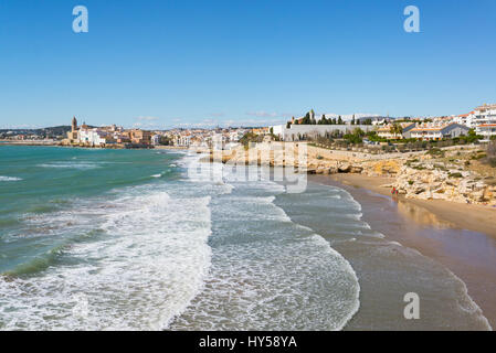La bella città di Sitges, Spagna in una soleggiata giornata di primavera Foto Stock