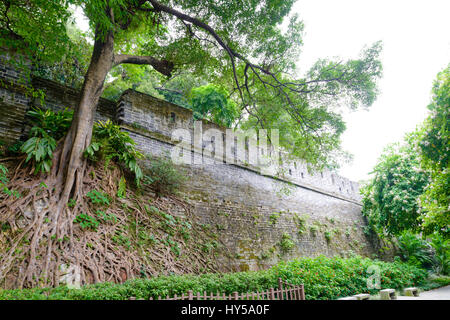 Parete della città antica di Guangzhou. Costruita durante la dinastia Ming nel 1300s, questo è uno dei pochi rimasti veramente vecchie costruzioni in Guangzhou. Foto Stock