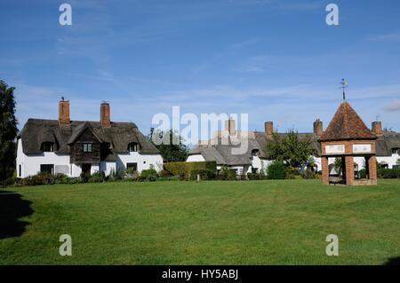 Cottages intorno al verde. Ardeley, Hertfordshire. Questi meravigliosi edifici con tetti in paglia intorno il verde sono il risultato di una visione del sig. Carter e il dottor Eck. Foto Stock