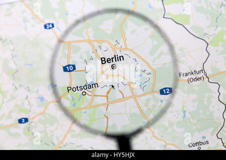 Mappa di Berlino. Mappa di Berlino su Google Maps sotto una lente di ingrandimento. Berlino è la capitale della Germania Foto Stock