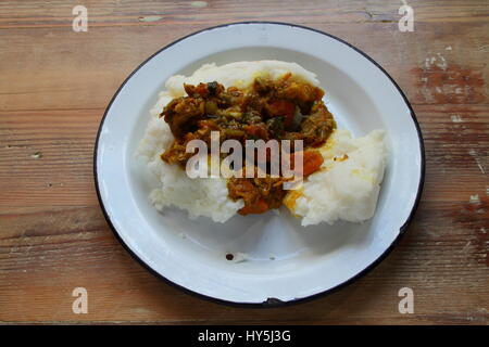 Polenta e sugo di carne - a South African township di fiocco immagine pasto con spazio di copia Foto Stock