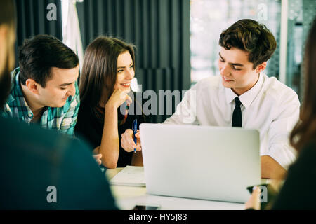 La diversità di avvio al lavoro di squadra riunione di brainstorming concept. team aziendale collaboratori lavorano insieme al computer portatile. La gente che lavora la pianificazione start up. Gruppo Foto Stock