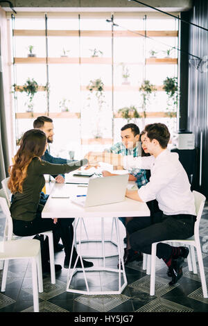 Gruppo creativo del designer mettendo le mani insieme. Foto Stock