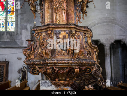 Pulpito in legno in stile gotico chiesa cattolica romana di San Michele, situato su Union Square in Cluj Napoca, la seconda città più popolosa della Romania Foto Stock