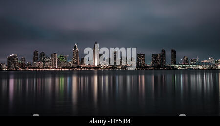 Notte skyline di San Diego Downtown, California. Lunga esposizione. Foto Stock