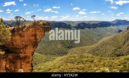 Hanging Rock e vista sulla valle di Grose nelle Blue Mountains, Australia, visto dal Baltzer Lookout Foto Stock