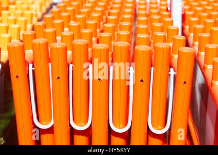 Orange plance di una barriera di costruzione Foto Stock