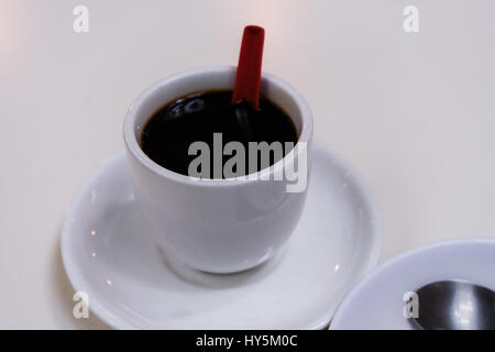 Nero caffè tradizionale colazione Singapore chiamato Kaya toast, marmellata di noce di cocco e semi-uova sode, Tradizionale Cinese orientale caffè. Foto Stock