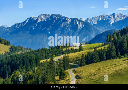 Vista di Sudelfeld in montagna Mangfall, dietro la montagna Kesselschneid anteriore, Zahmer Kaiser, a destra il Wilder Kaiser Foto Stock