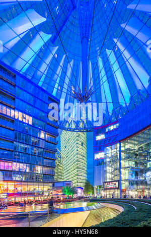 Vista interna, illuminato Sony Center,Potsdamer Platz di Berlino, Germania Foto Stock