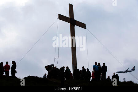 Oltre 50 persone installare il 36-piedi alto cross prima di Pasqua a sorpresa vista dalla cima di Otley Chevin nello Yorkshire. Foto Stock