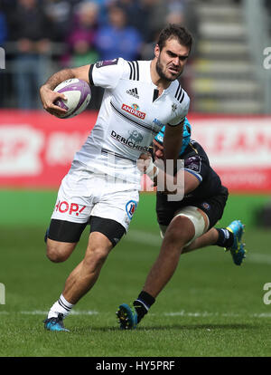 Brive's Gaetan Germain è affrontato dalla vasca di Zach Mercer durante la European Challenge Cup quarti di finale alla massa di ricreazione, bagno. Foto Stock