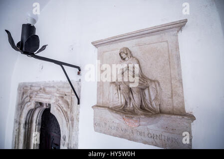 Pietà di rilievo nel Castello di Bran nei pressi di crusca, Romania, così chiamato 'Dracula Castello dell', casa di carattere del titolo in Bram Stoker's 'Dracula" nuovo Foto Stock