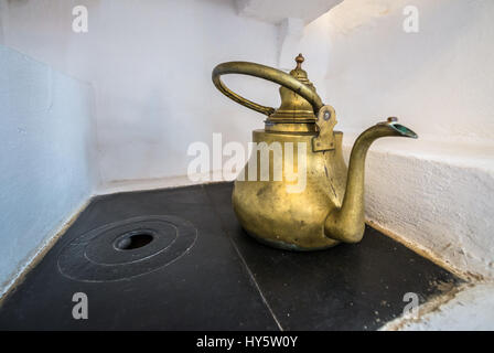 Vecchio bollitore nel Castello di Bran nei pressi di crusca, Romania, così chiamato 'Dracula Castello dell', casa di carattere del titolo in Bram Stoker's 'Dracula" nuovo Foto Stock