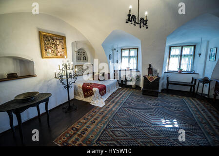 Una delle camere da letto a castello di Bran nei pressi di crusca, Romania, così chiamato 'Dracula Castello dell', casa di carattere del titolo in Bram Stoker's 'Dracula" nuovo Foto Stock