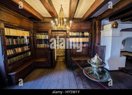 Libreria in biblioteca e sala musica nel Castello di Bran, Romania, così chiamato 'Dracula Castello dell', casa di carattere del titolo in Bram Stoker's 'Dracula" nuovo Foto Stock