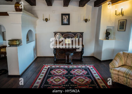 Il pianoforte in biblioteca e sala musica nel Castello di Bran, Romania, così chiamato 'Dracula Castello dell', casa di carattere del titolo in Bram Stoker's 'Dracula" nuovo Foto Stock