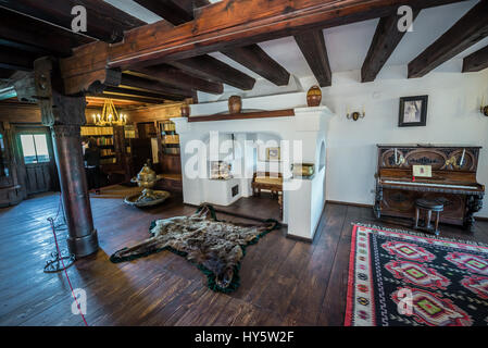 Biblioteca e sala musica nel Castello di Bran, Romania, così chiamato 'Dracula Castello dell', casa di carattere del titolo in Bram Stoker's 'Dracula" nuovo Foto Stock