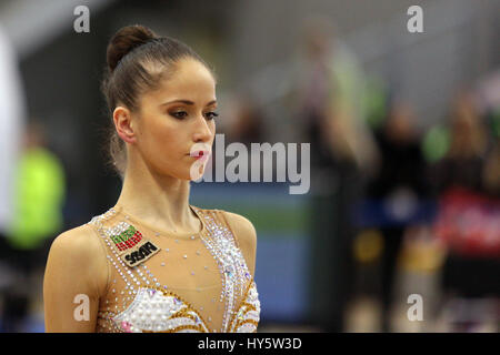 Sofia, Bulgaria - 10 March, 2017: singoli ginnasta ritmica Neviana Vladinova agisce durante le qualifiche per il torneo nazionale di Sofia. Foto Stock