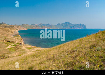 Paesaggio con vista dal capo Meganome Fox Bay e Kara-Dag montagna vulcanica di gamma sulla penisola di Crimea Foto Stock